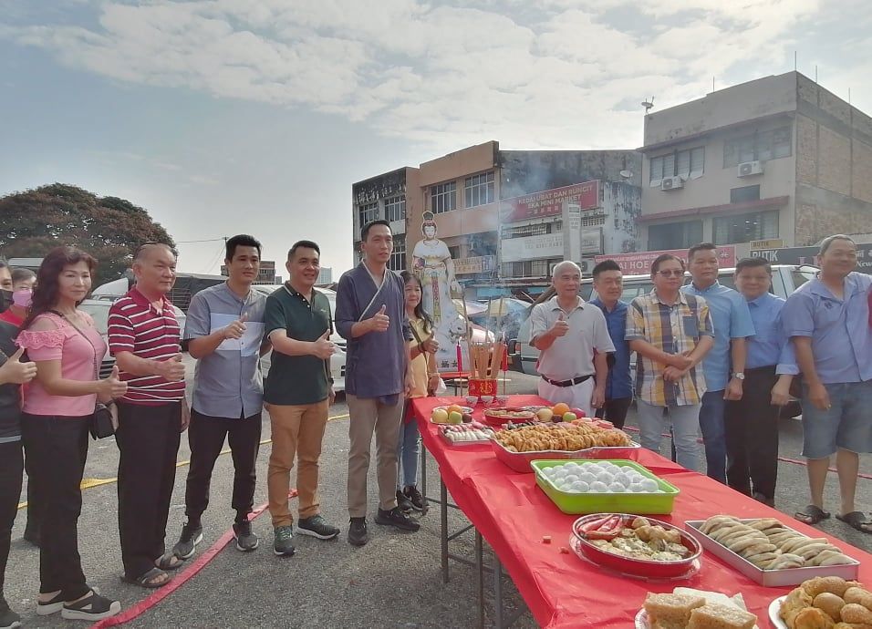 欧阳捍华穿汉服拜女娲 鼓励穿传统服装