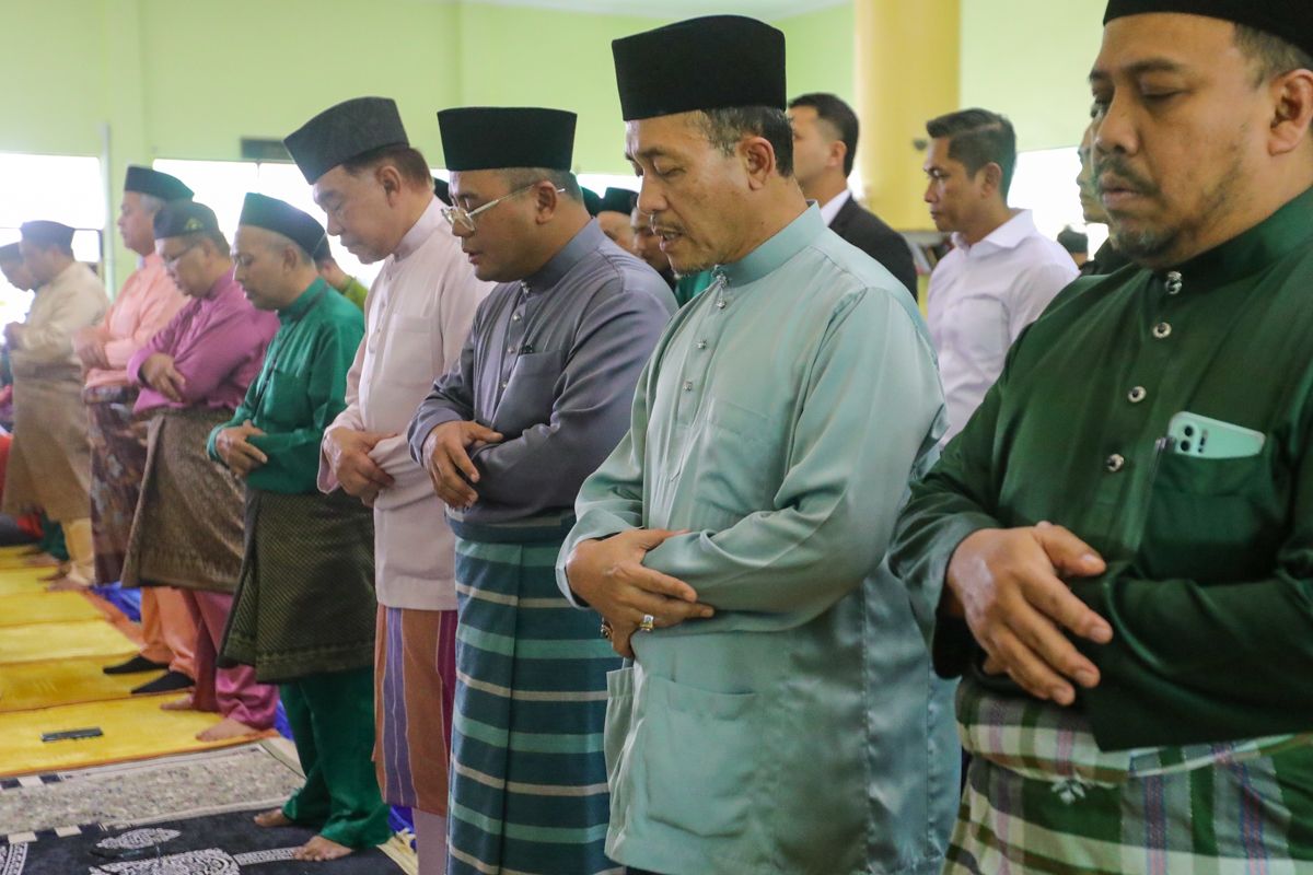Anwar solat Jumaat di Masjid Taman Putra Perdana bersama lebih 3,000 jemaah