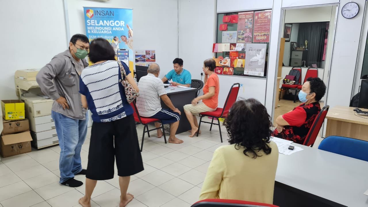 雪关爱福利政策大改进.惠及更多目标群 黄瑞林:服务中心挤满人提出申请