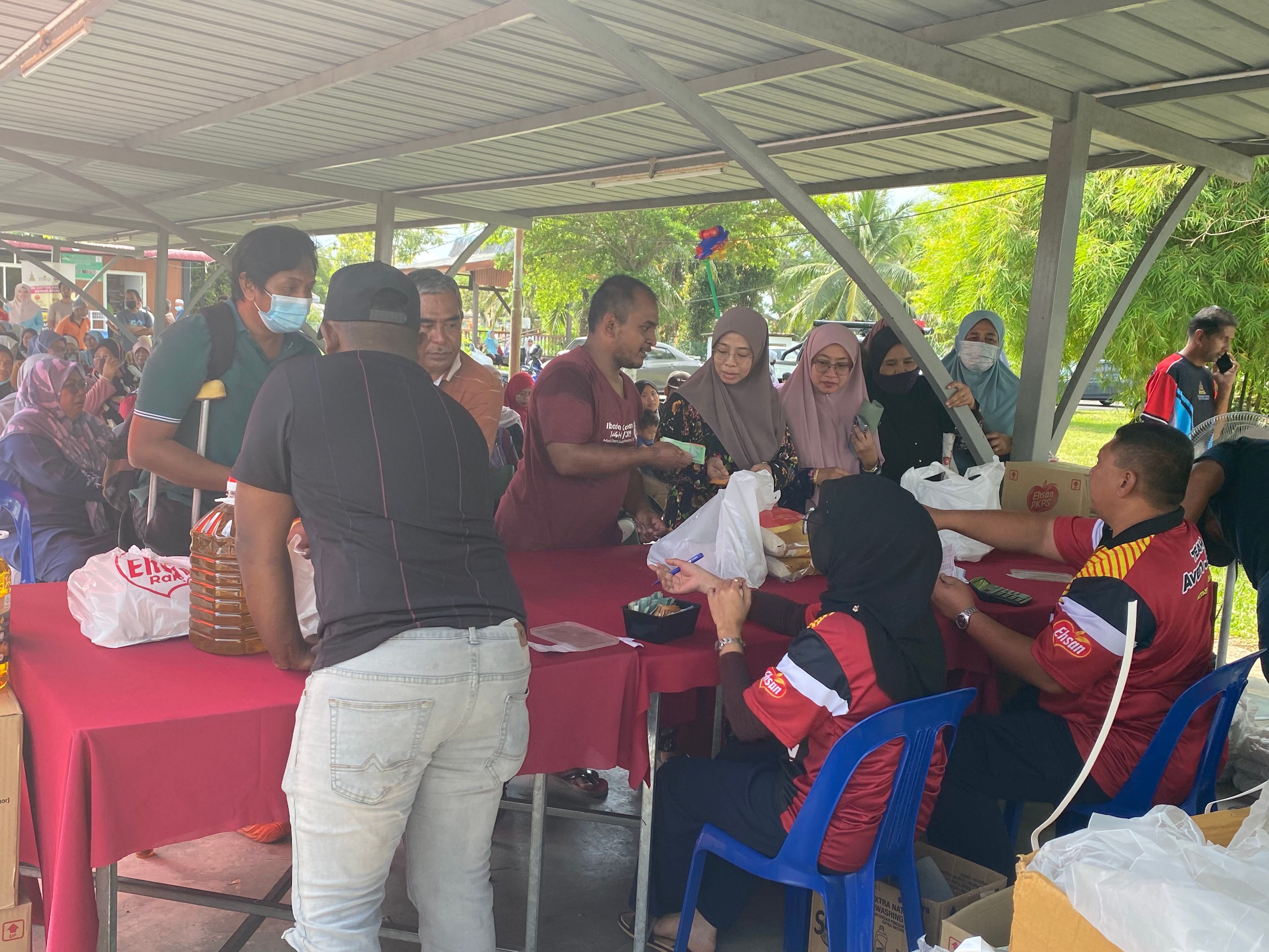200 papan telur, 300 ayam habis dalam sejam di jualan murah DUN Bukit Melawati