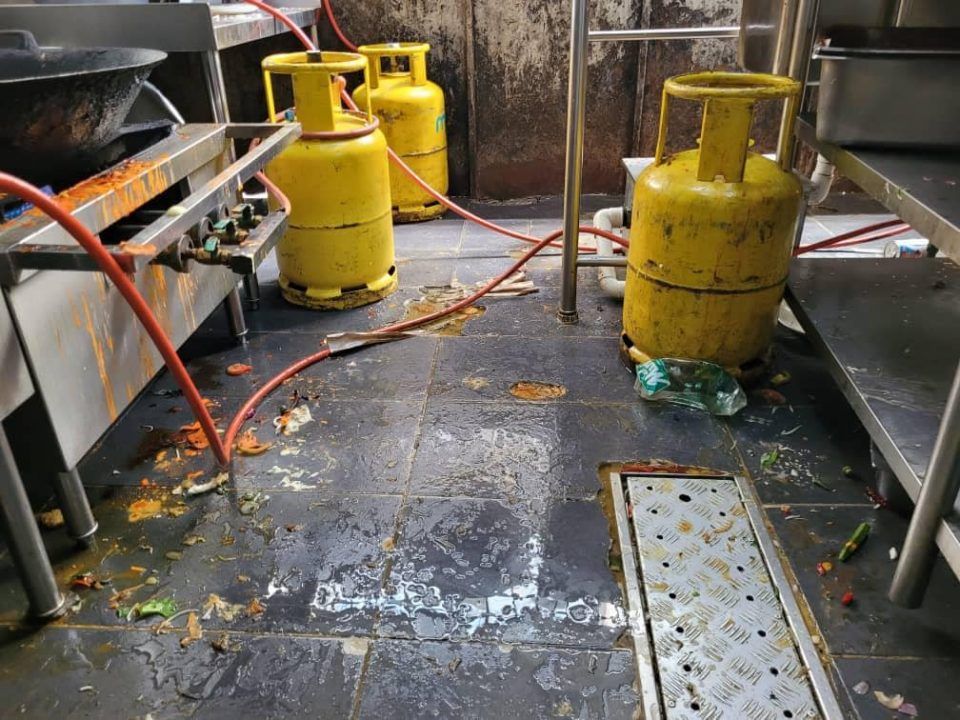 巴生4食肆有老鼠蟑螂粪便 被勒令关14天清洗店面