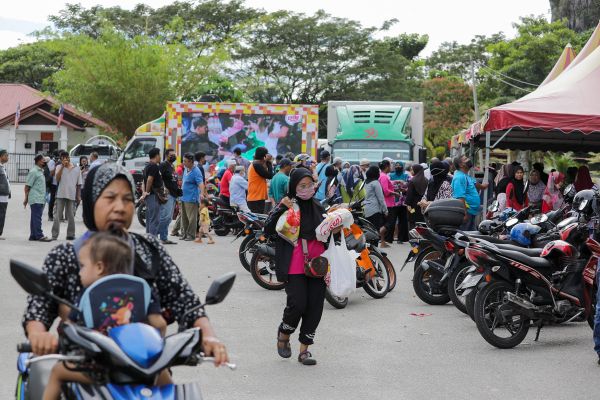 双溪杜亚区人民市集受欢迎 清晨7时起排队.逾500人抢购