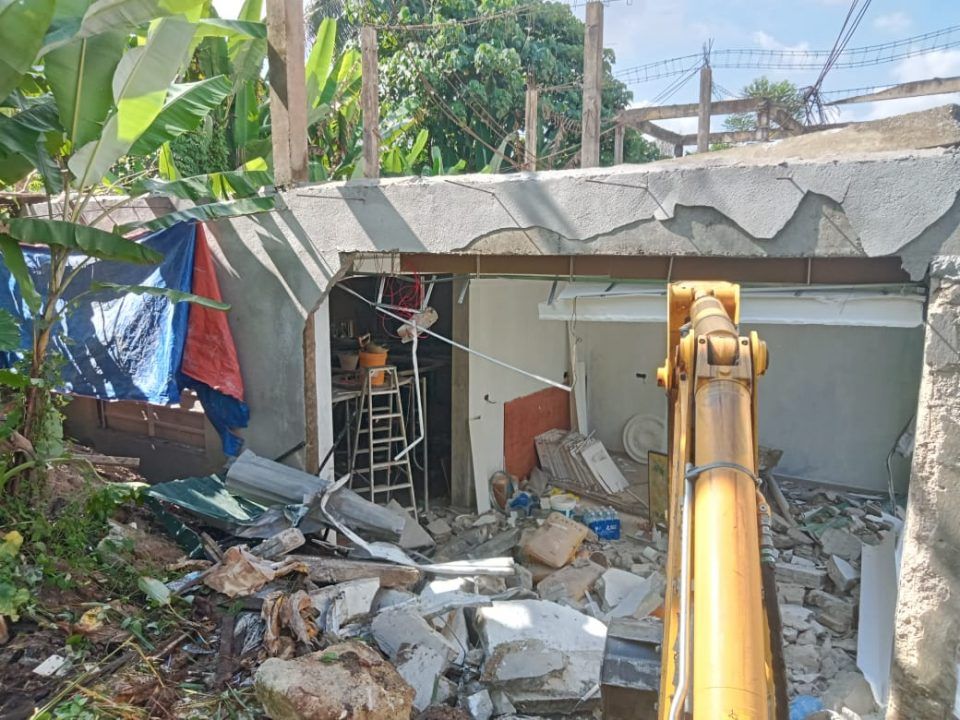 屋主无视多份违建警告 遭安邦市会强拆2层住家