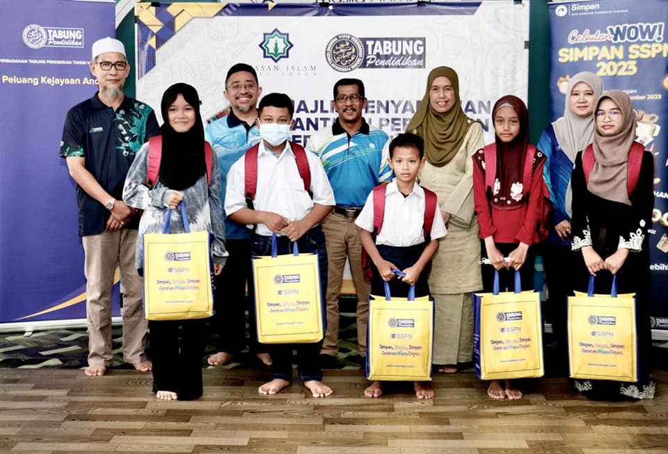 PTPTN serah bantuan sekolah kepada anak yatim seliaan YIDE