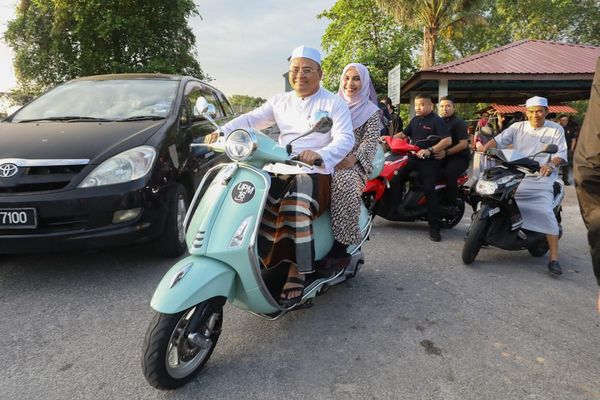 雪大臣骑伟士牌摩托 载太太去巴生吃早餐