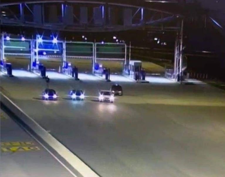 டேஷ் நெடுஞ்சாலையில் சட்டவிரோதக் கார் பந்தயத்தில் ஈடுபட்ட இருவர் கைது