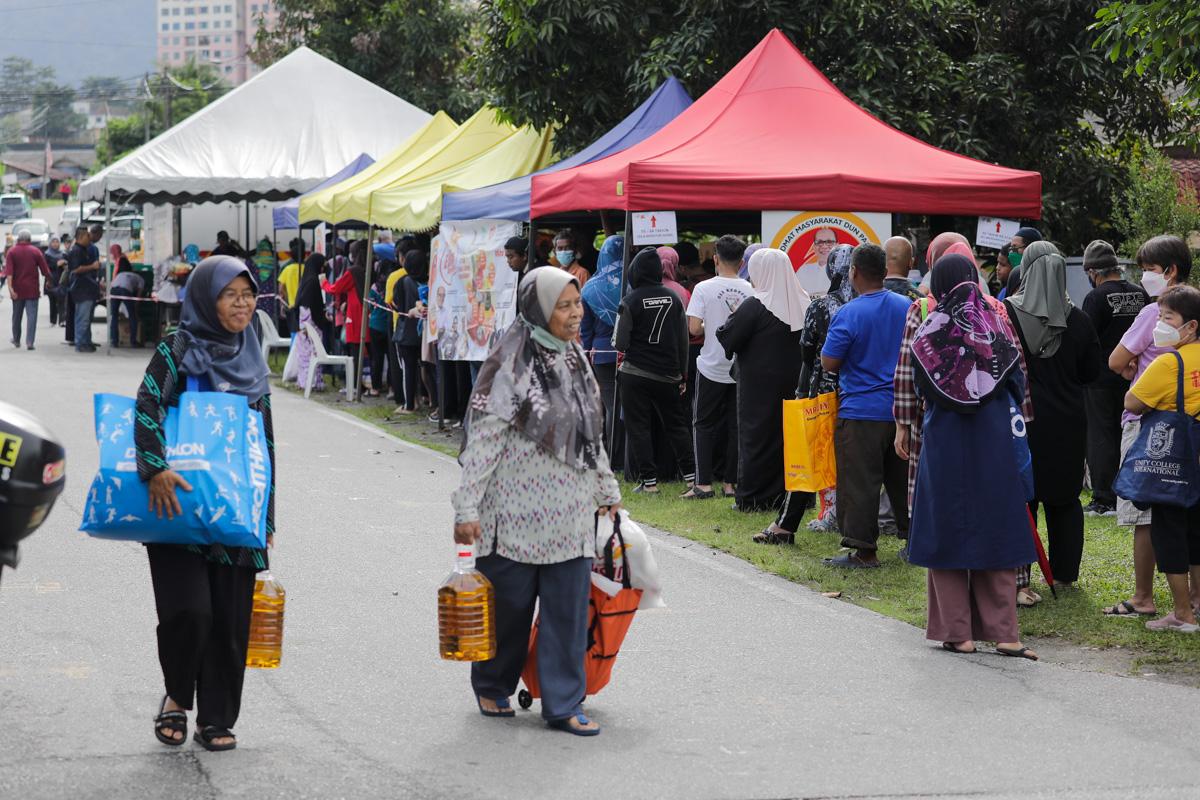 500 penduduk DUN Pandan Indah serbu jualan murah, beratur seawal 8 pagi