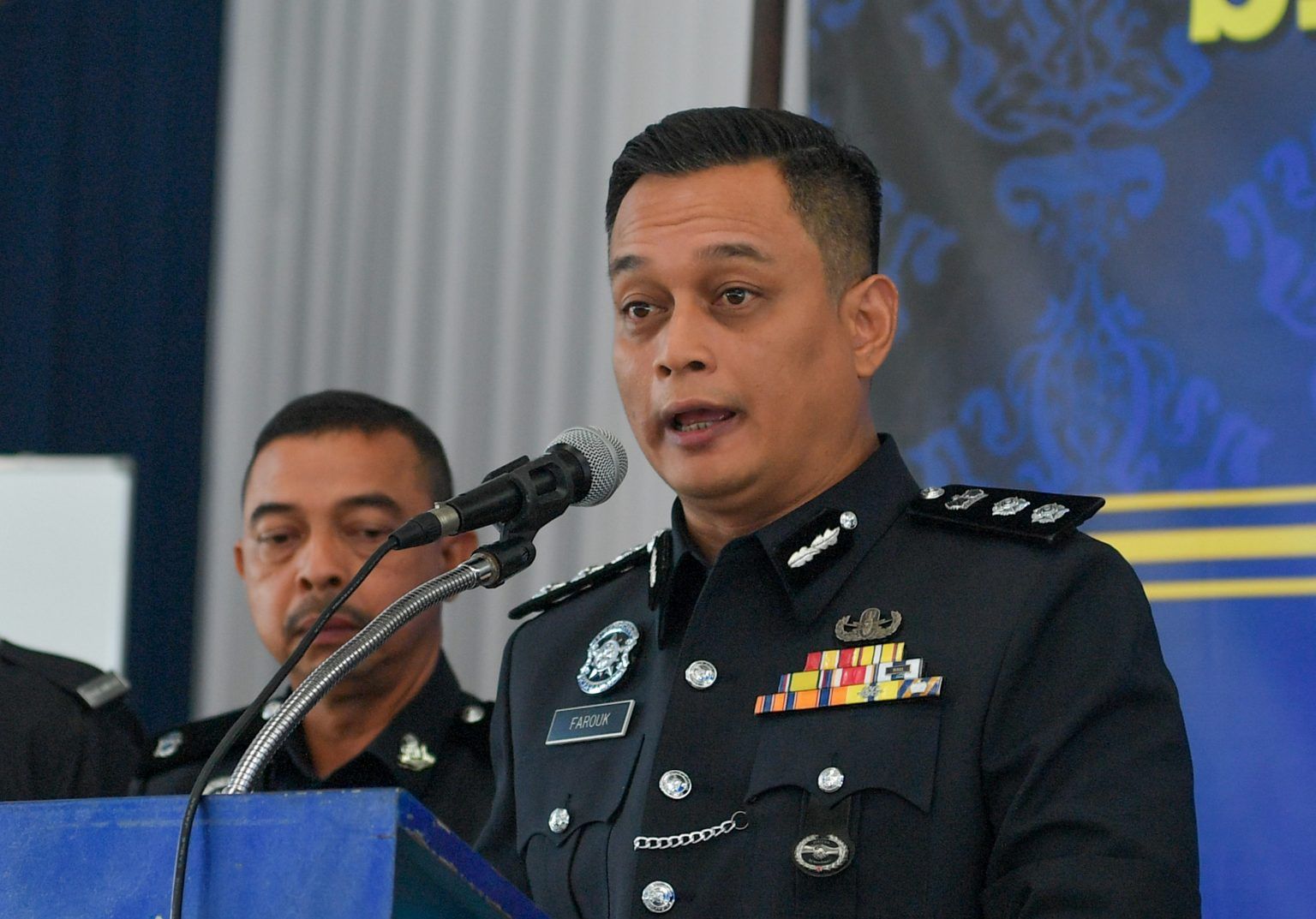 ஆயுதமேந்தி கொள்ளையிட்ட சந்தேகத்தின் பேரில் ஐந்து ஆடவர்கள் கைது