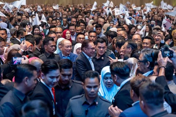 一旦国家财政状况好转 首相:再谈公仆薪俸