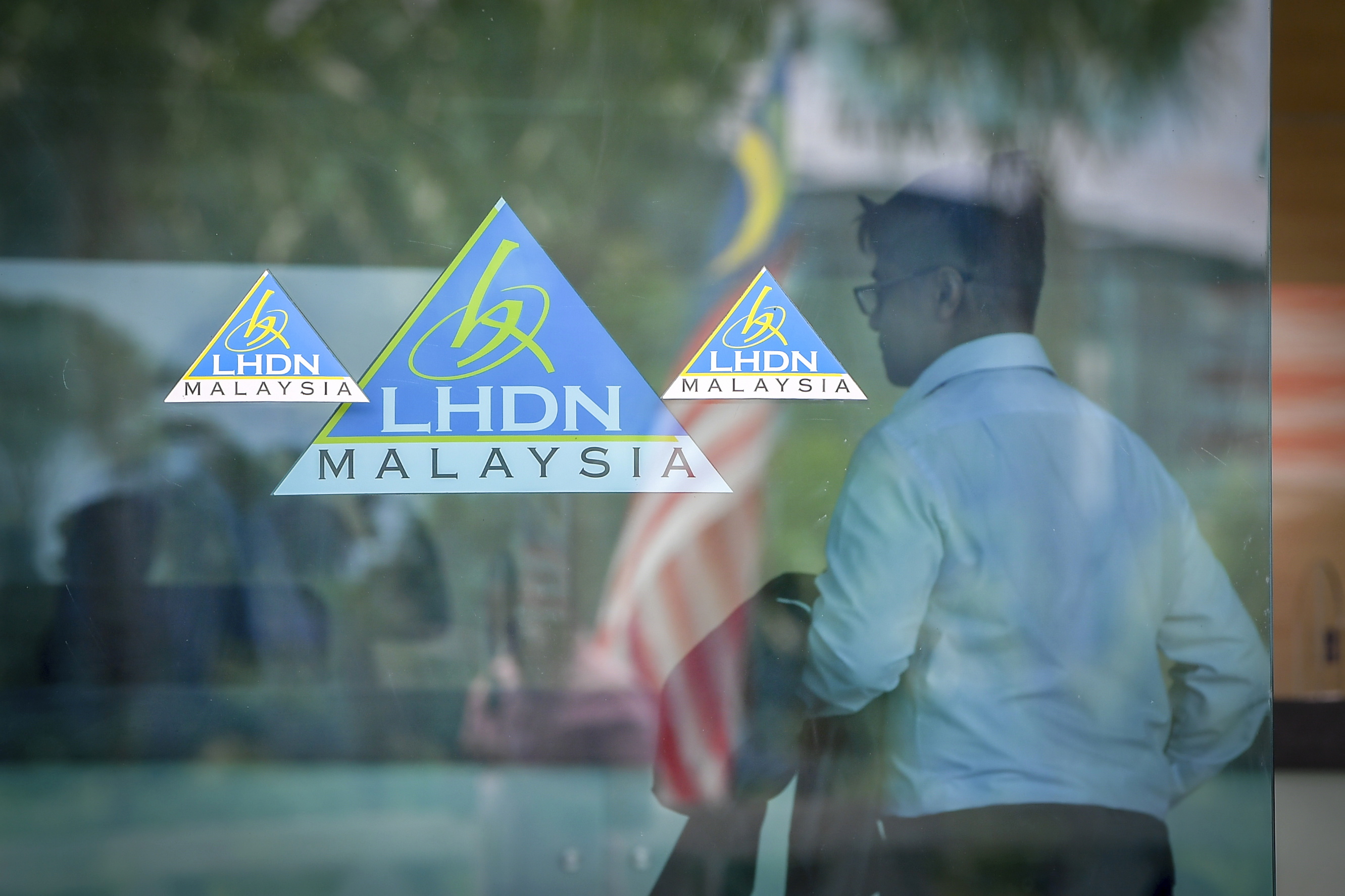 Jadi contoh kepada masyarakat, pempengaruh diseru bayar cukai