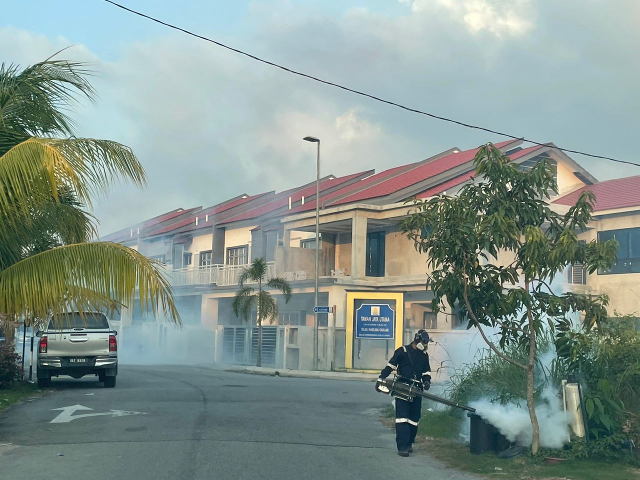 瓜冷市会到直落坡喷蚊雾 居民受促共同努力消灭蚊症