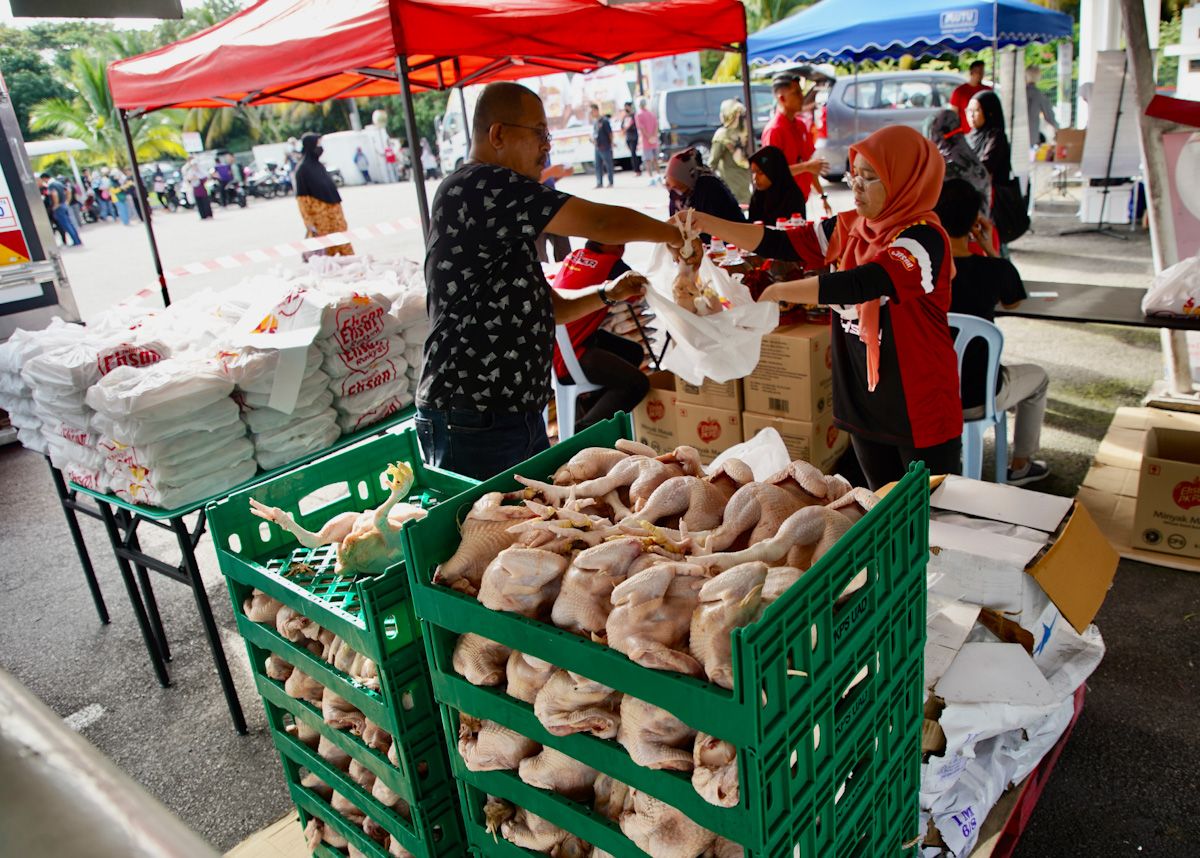 Dua trak istimewa dengan barang tambahan meriahkan program jualan murah