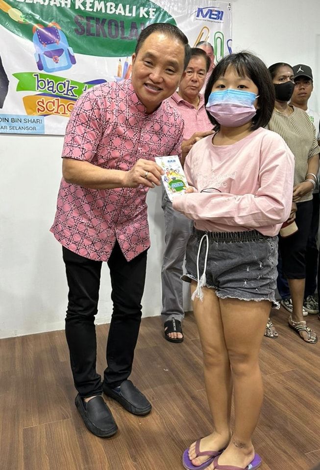 适耕庄300学生获雪大臣机构发开学援金