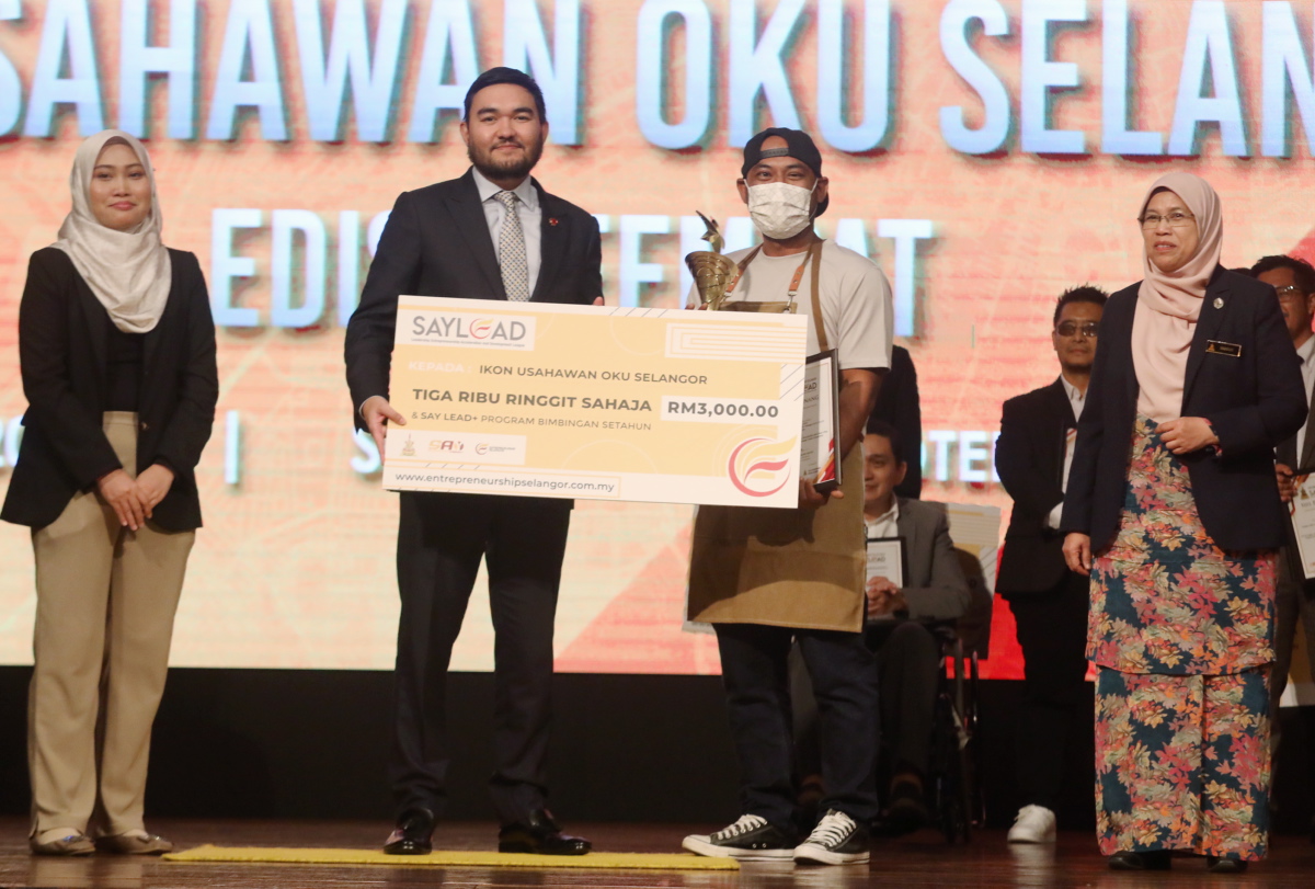 Buta mata kiri sejak usia lima tahun bukan penghalang impian, kini jadi usahawan perabot