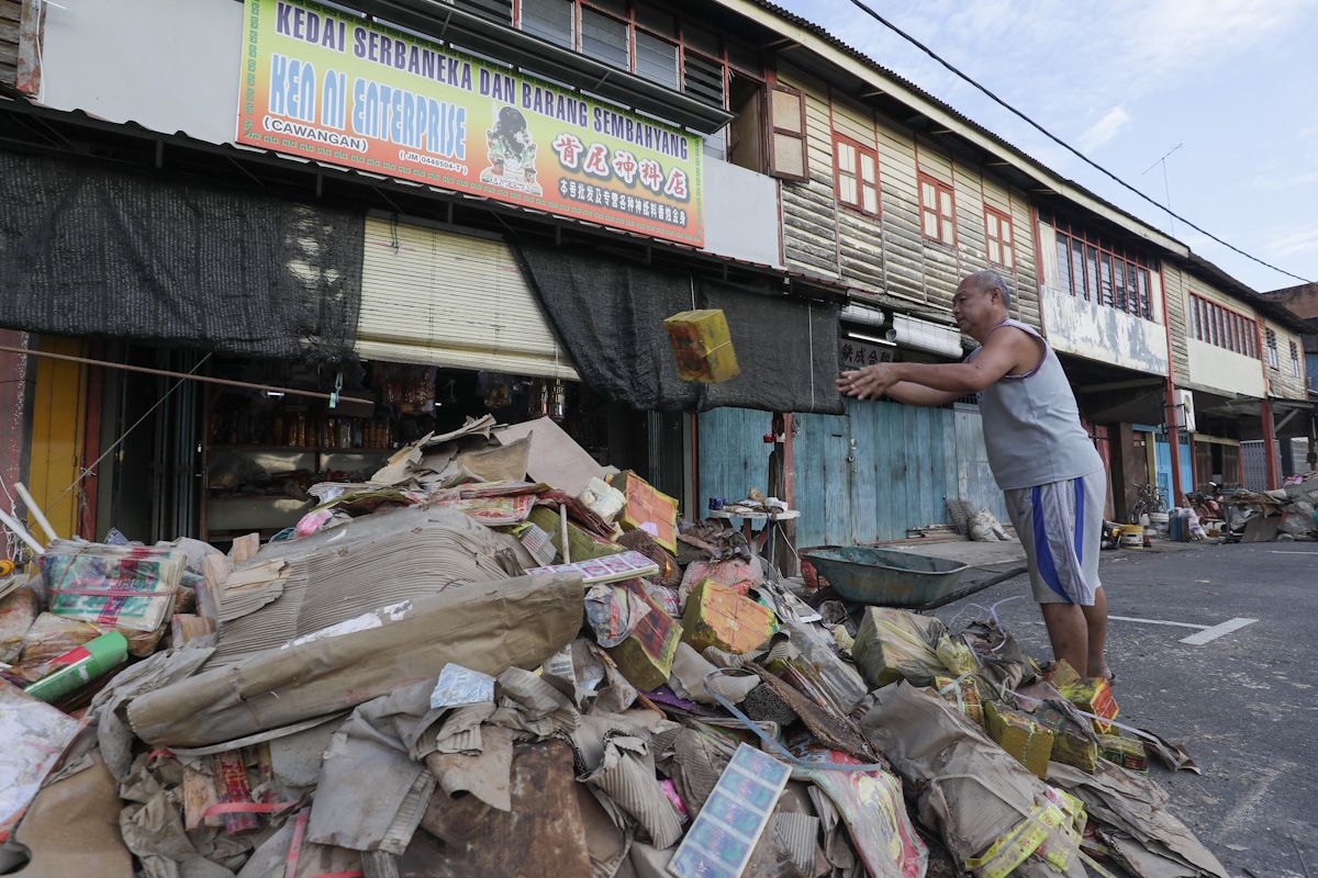 வெள்ளம் பாதித்த ஒன்பது பகுதிகளில் குப்பைகளை அகற்றும் பணியில் சிலாங்கூர் தன்னார்வலர்கள் தீவிரம்