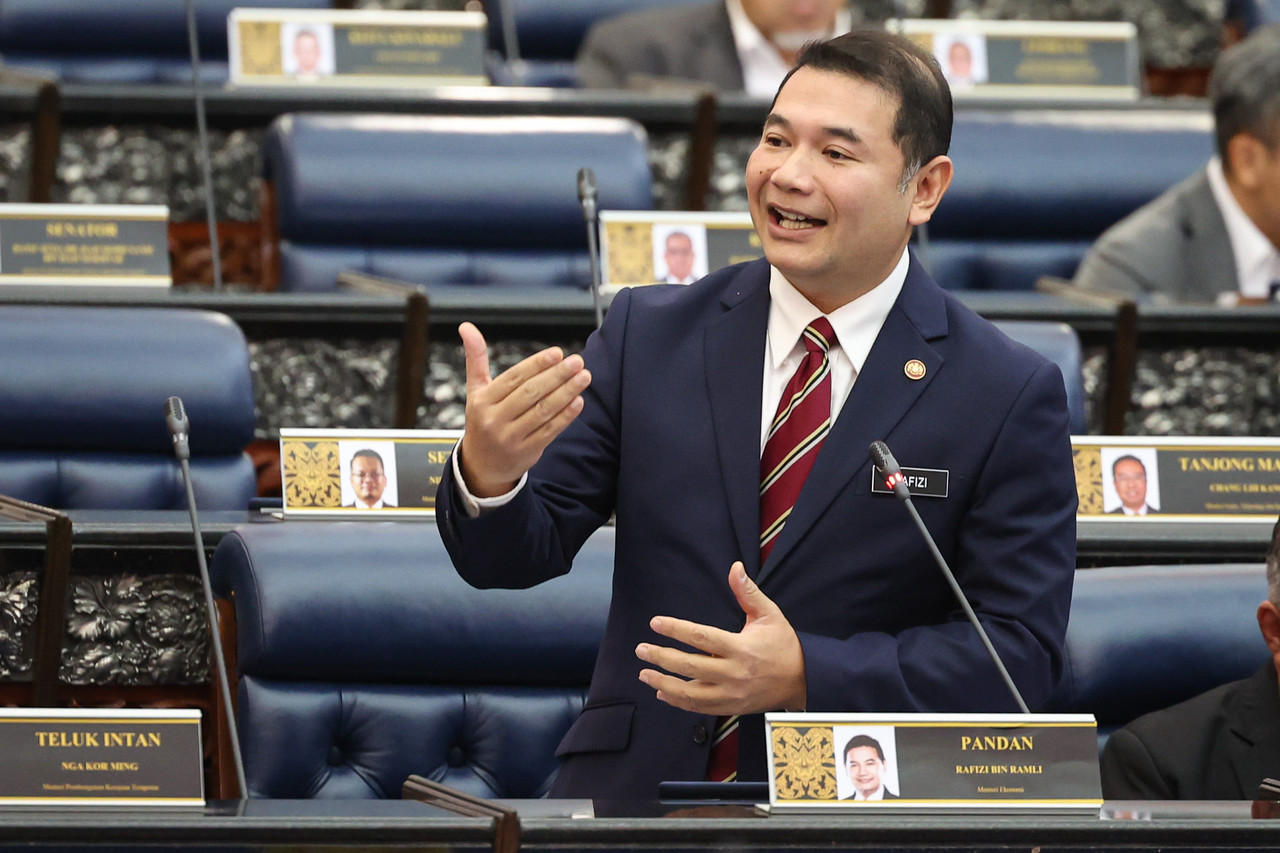 Target to place 5,000 vending machines under IPR achievable - Rafizi