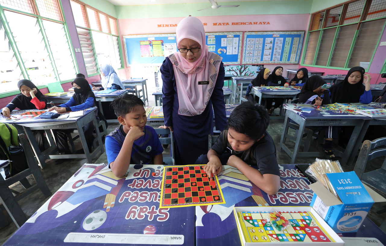 Education Ministry to review limits on teachers' involvement in out-of-school activities