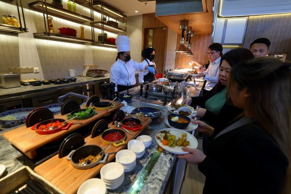 统计局:2月失业率维持3.3% 失业人数降至56.7万人