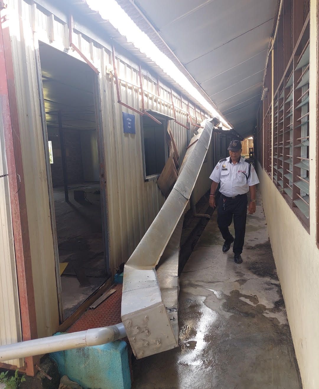 புயல் காற்றில் பாதிக்கப்பட்ட கிள்ளான், பத்து அம்பாட் தமிழ்ப்பள்ளிக்குக் குணராஜ் வருகை