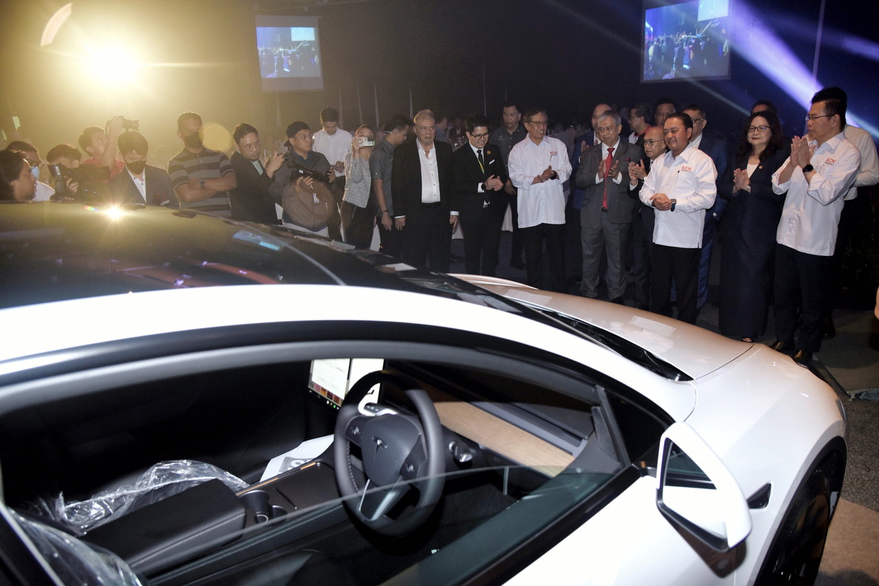 TESLA dibenar import kenderaan bateri elektrik, buka pejabat di Malaysia
