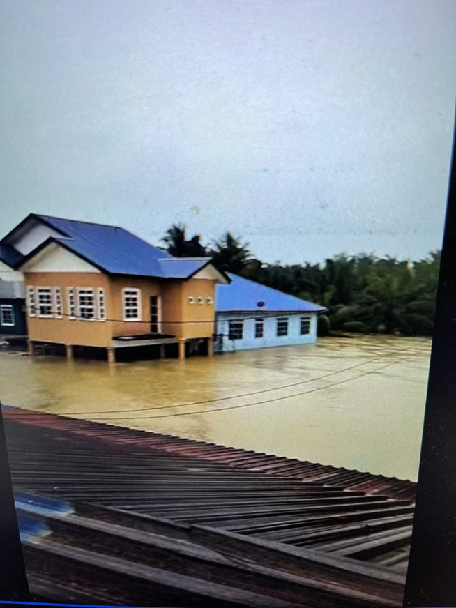 Sekeluarga terperangkap atas bumbung rumah akibat banjir, berada dalam kesejukan