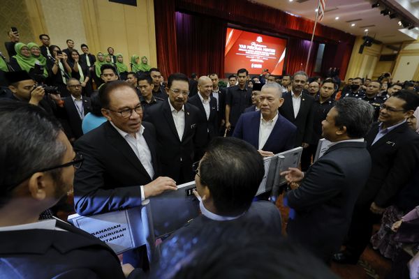 评估重任交回予公仆 安华:减少依赖顾问