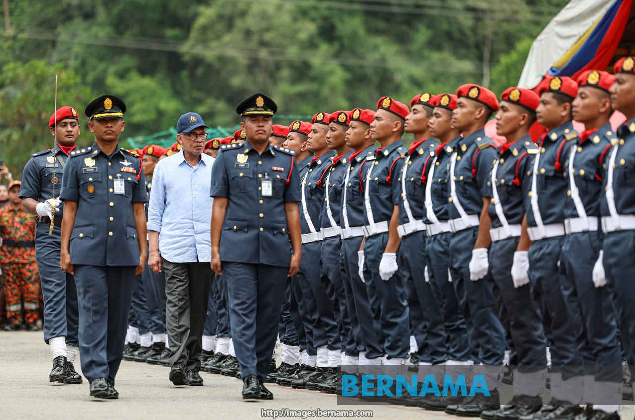 PM Anwar praises fire dept for excellent performance