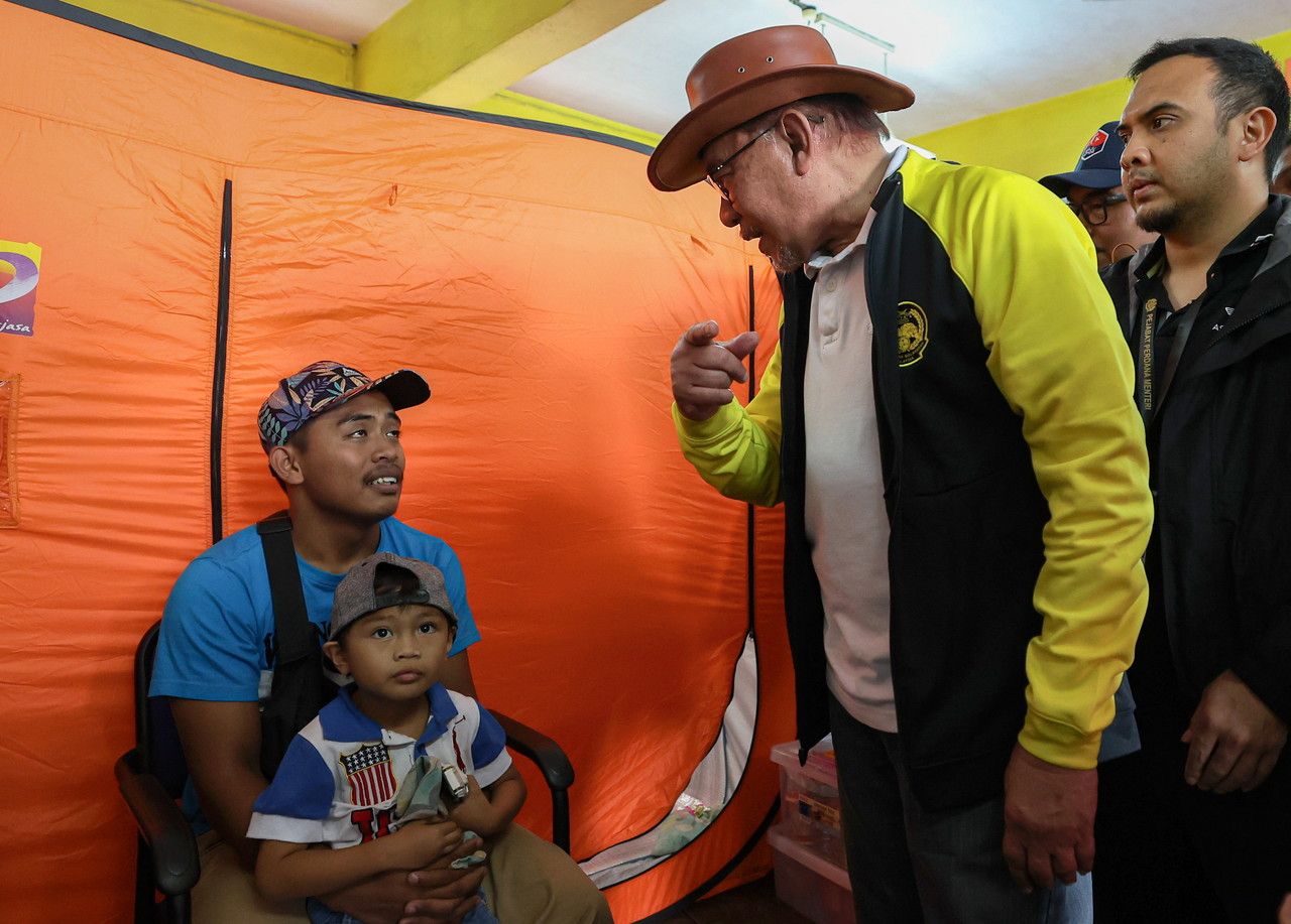 安华南下柔佛 探访昔加末水灾灾黎