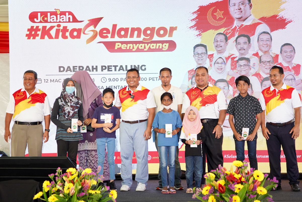 தனித்து வாழும் தாய் தனது மகன் பள்ளிக்குத் திரும்பும் உதவி பெற்றதில் மகிழ்ச்சி அடைந்தார்