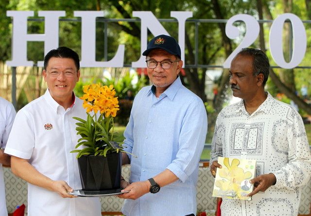 新品种胡姬花以第10任首相命名 “PMX-安华蜻蜓万代兰”