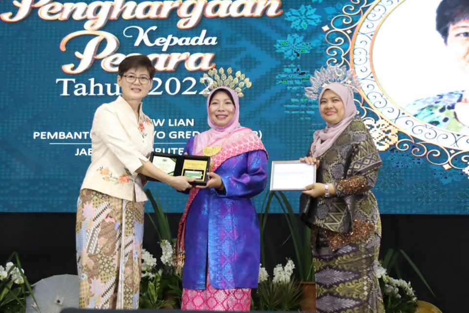 巴生市会昨表扬125名 杰出服务职员