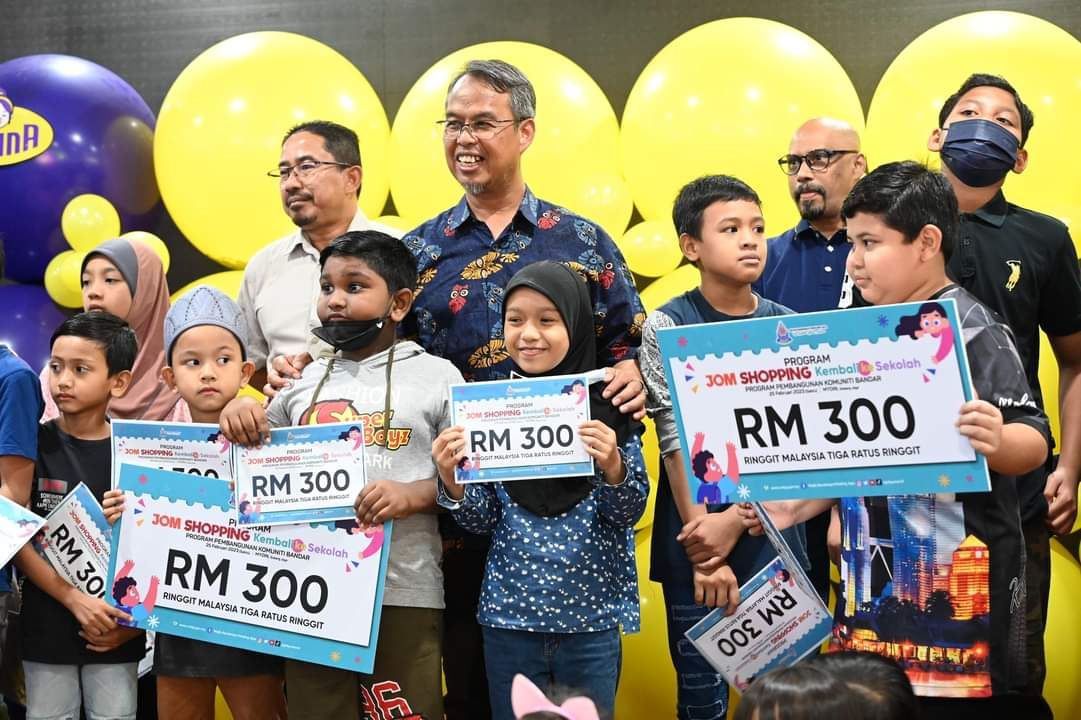 60 குறைந்த வருமானம் கொண்ட குடும்பங்கள் 'ஜோம் ஷாப்பிங் பேக் டு ஸ்கூல்' வவுச்சர்களைப் பெற்றனர்