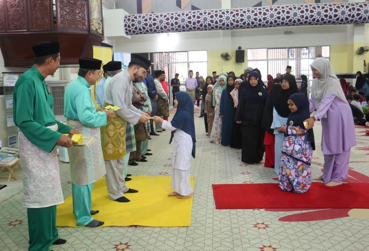 Raja Muda serah sumbangan Aidilfitri Yide kepada anak yatim sekitar Klang