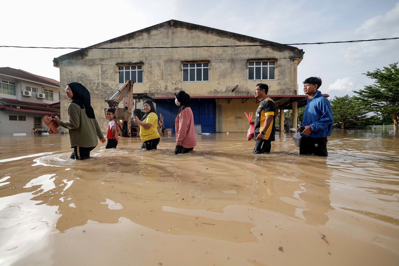 Maybank, CIMB beri moratorium enam bulan kepada mangsa bah Johor