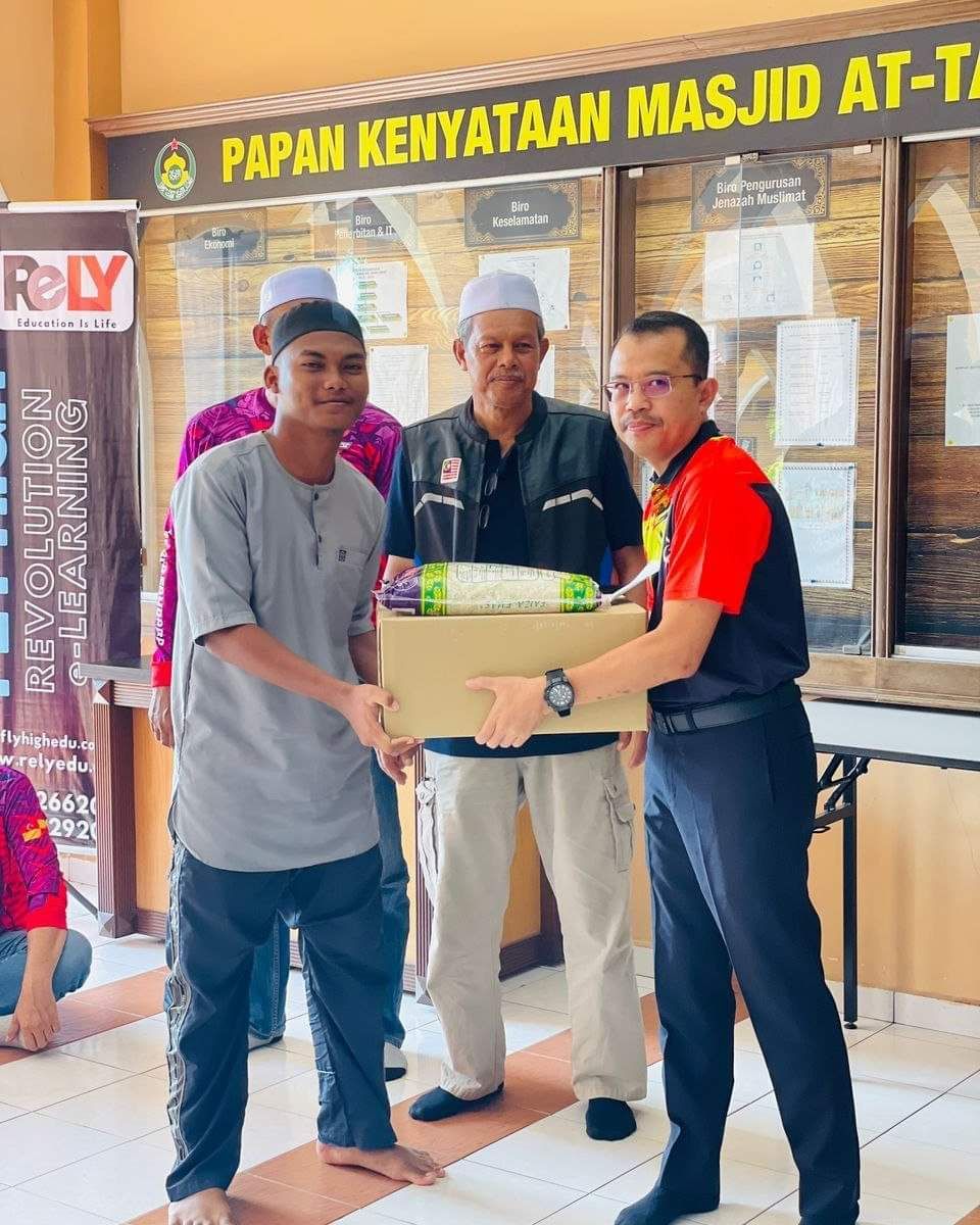 LZS agih 90 kotak makanan, serah sumbangan tunai kepada surau dan masjid sekitar Meru