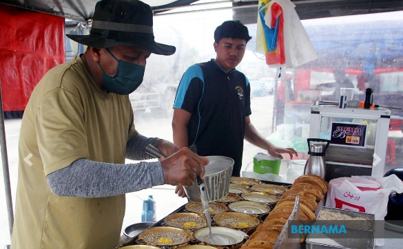 Peniaga apam balik kekal harga 50 sen sekeping sejak 25 tahun lalu