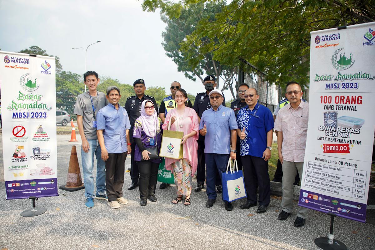 State rep collects excess bazaar food in expansion of eco-preservation campaign