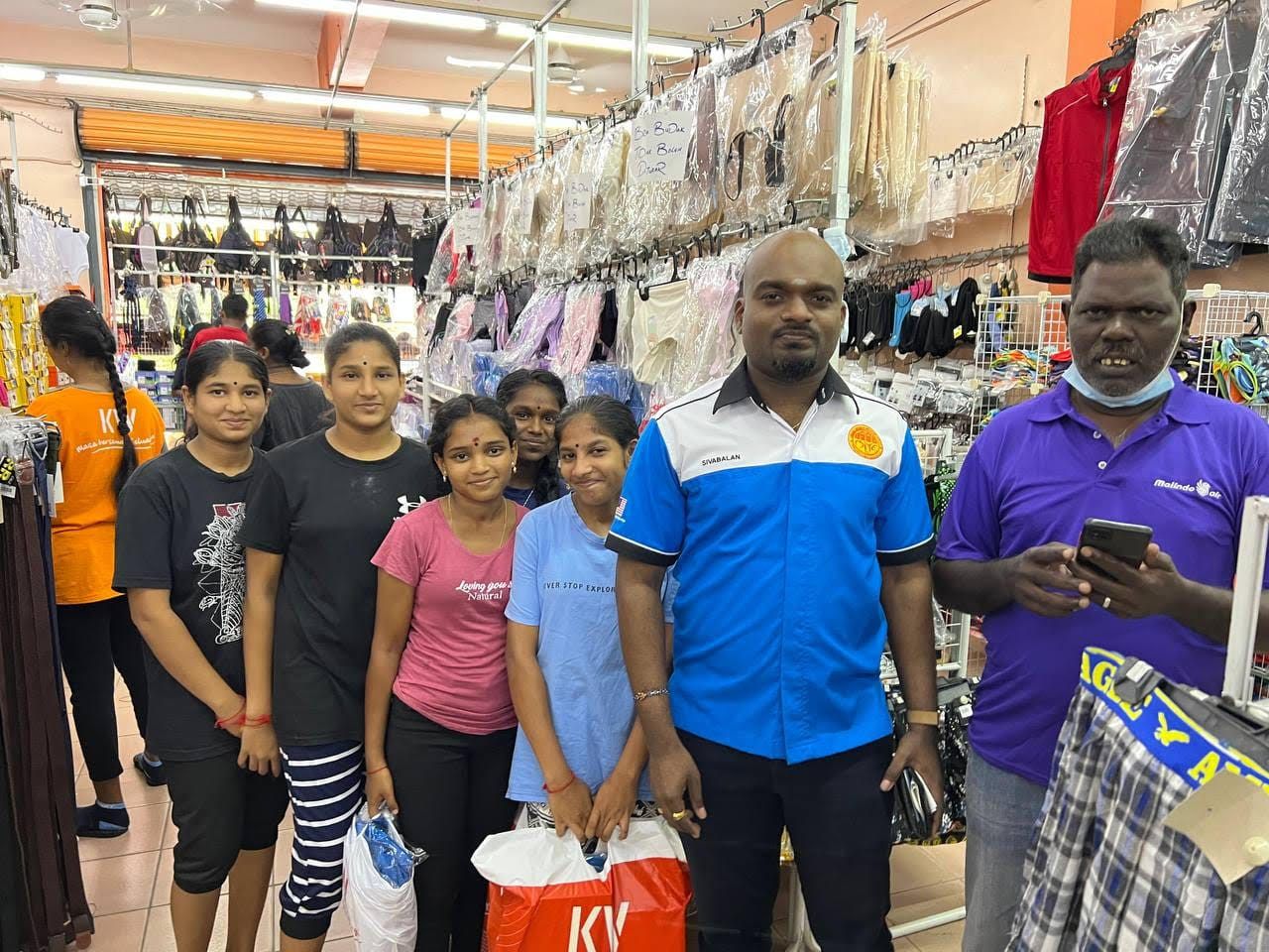 பெஸ்தாரி ஜெயாவில் வசதி குறைந்த 25 இந்திய மாணவர்களுக்குப் பள்ளி உதவிப் பொருள்கள் விநியோகம்