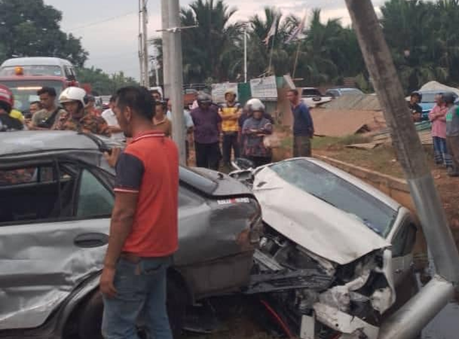 疑偷手机被驱车紧追 男子三车连环撞中送命