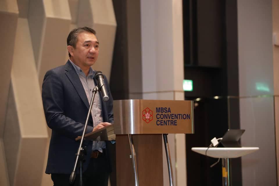 மரம் விழுந்து கார்கள் சேதம்- புகைப்படம், போலீஸ் புகாருடன் மாநகர் மன்றத்திடம் இழப்பீடு கோரலாம்