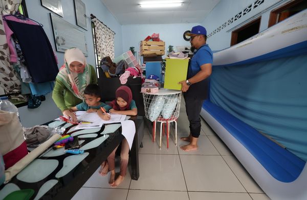 Mangsa banjir di Batu Pahat berkurangan kepada 1,813 orang petang ini