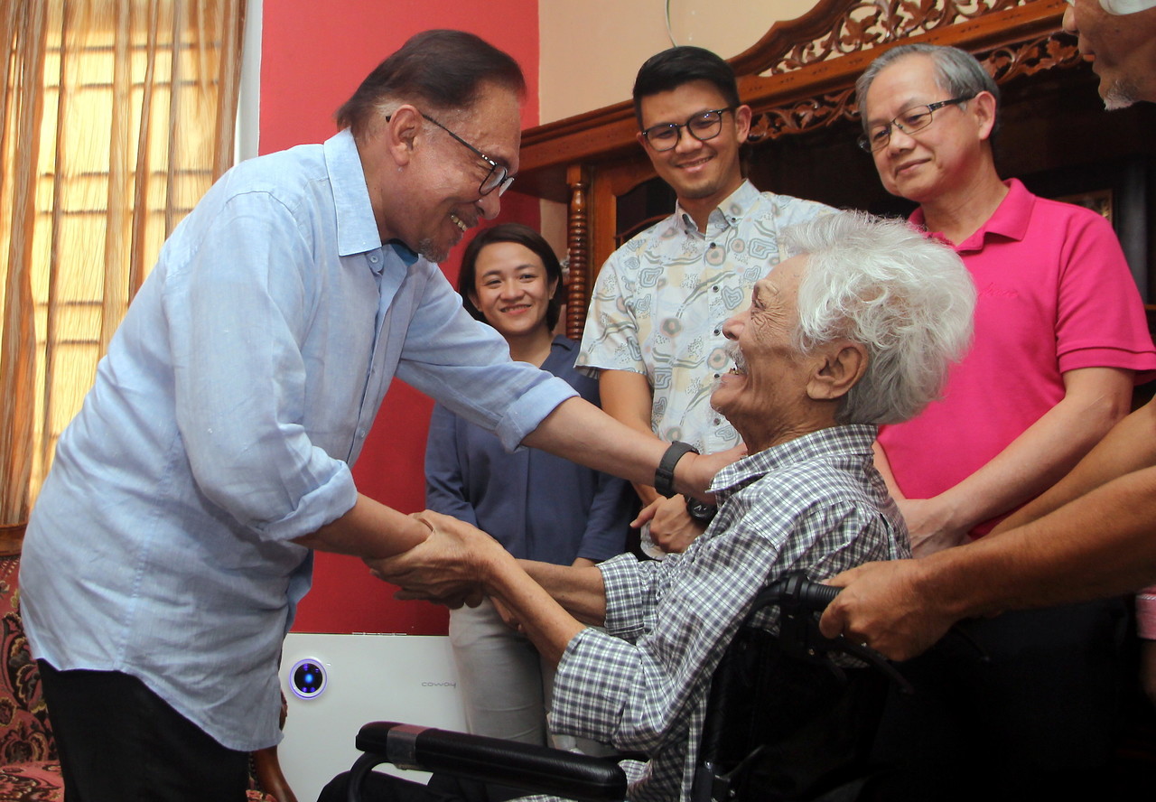 PM Anwar visits ailing old friend in Ipoh