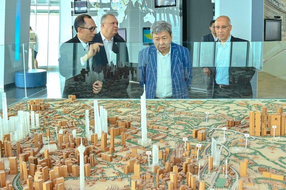 雪苏丹首次到访双峰塔 俯瞰首都景色