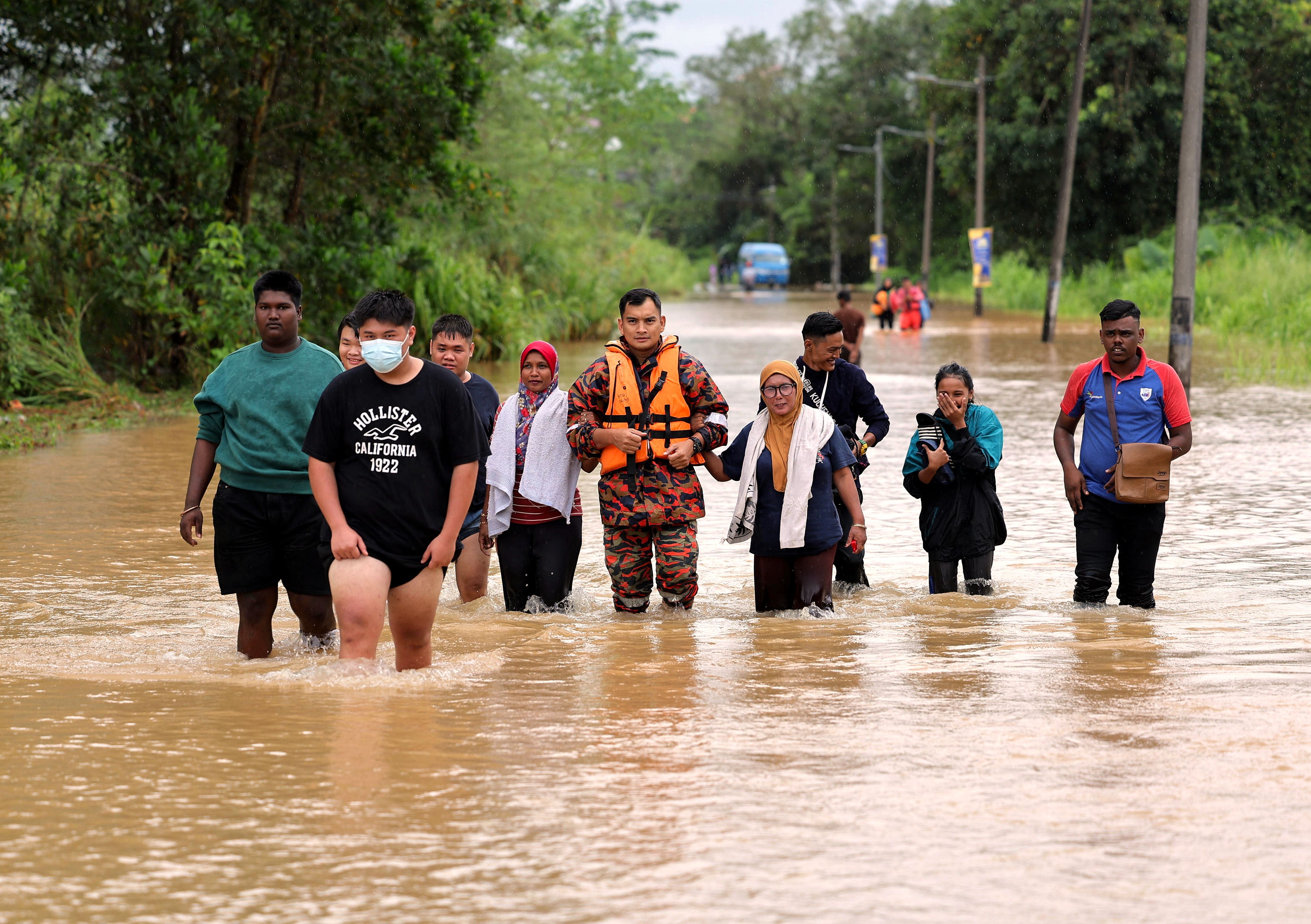 Anak lega ibu bapa diselamatkan selepas 12 jam tunggu bantuan, tanpa makanan