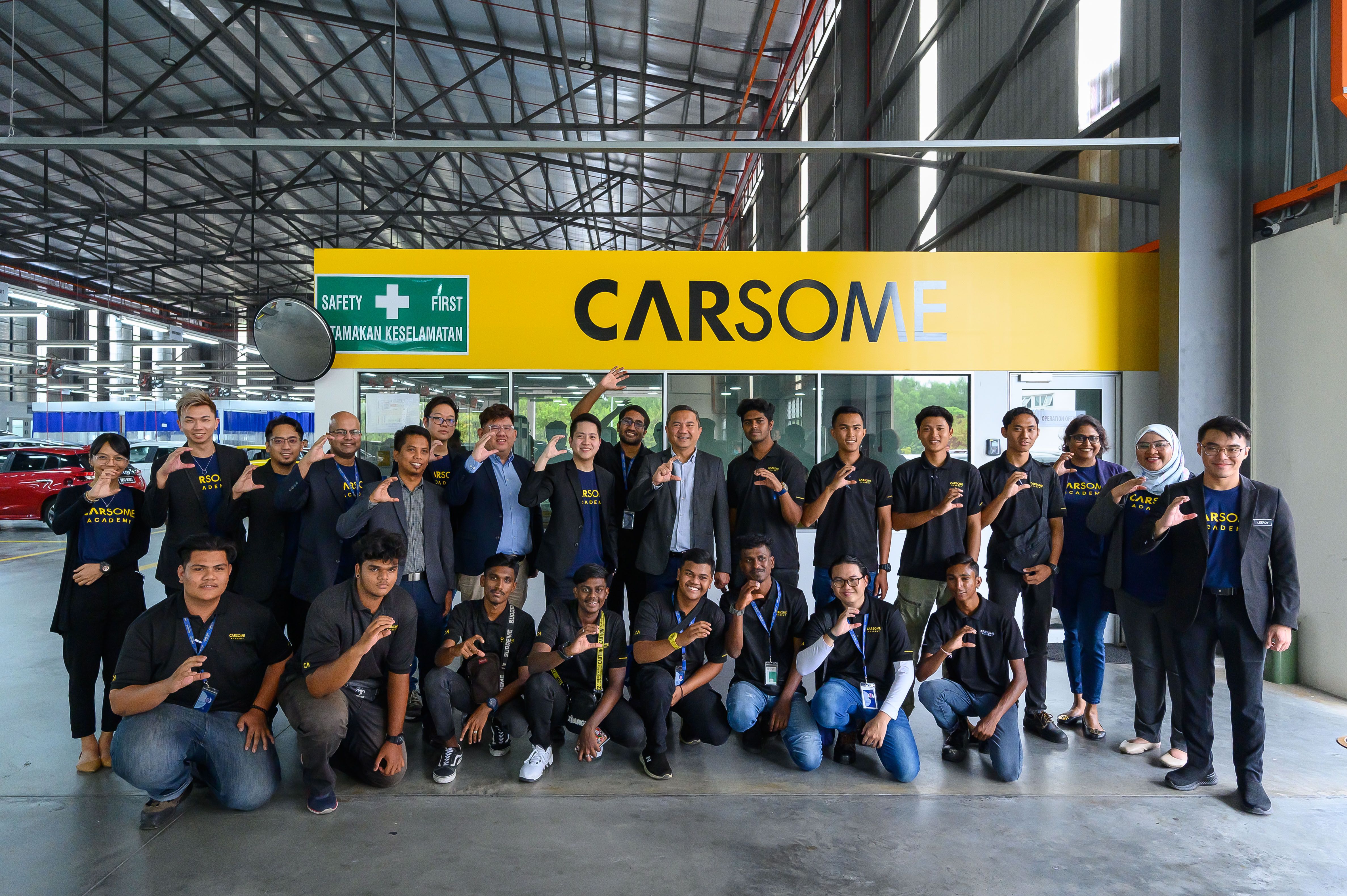 குறைந்த குடும்ப வருமானம் கொண்ட மாணவர்களுக்கு கார் சோம் கல்வி நிதியுதவியை அறிவித்துள்ளது