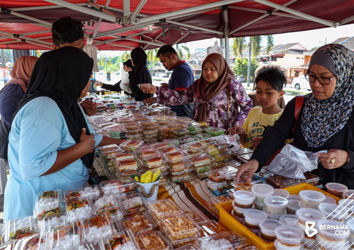 3,000 paket kuih-muih, juadah berbuka harga RM1, habis dijual setiap hari