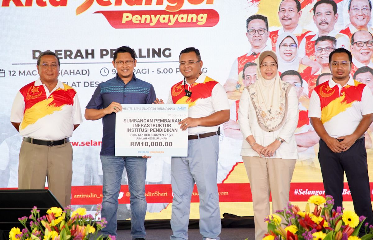 ஷா ஆலம் செக்சன் 27 (2)லுள்ள தேசியப் பள்ளிக்கு  RM10,000 நிதியுதவியை மாநில அரசு  வழங்கியது