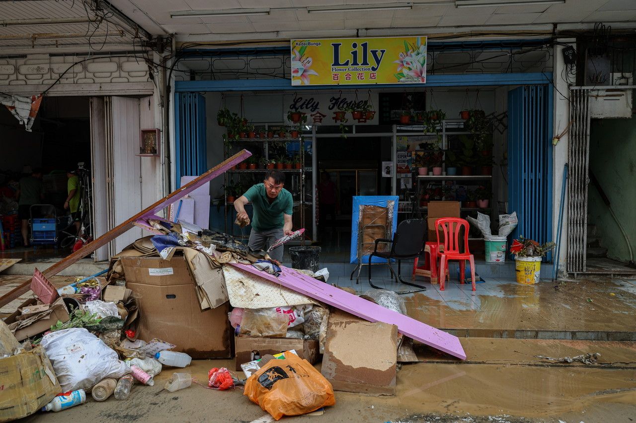 வெள்ளத்தால் பொருட்களுக்கு 50 சதவீதம் வரை தள்ளுபடி