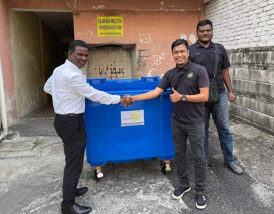 தாமான் ஸ்ரீ மூடா, வெலன்சியா அடுக்குமாடி குடியிருப்புக்கு குப்பைத் தோம்புகள் விநியோகம்- கவுன்சிலர் ராமு தகவல்