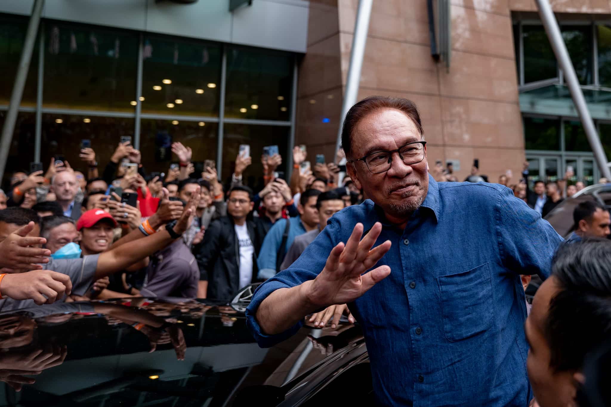 PM imbau kisah didikan ibu bapa galak membaca, ziarah orang miskin